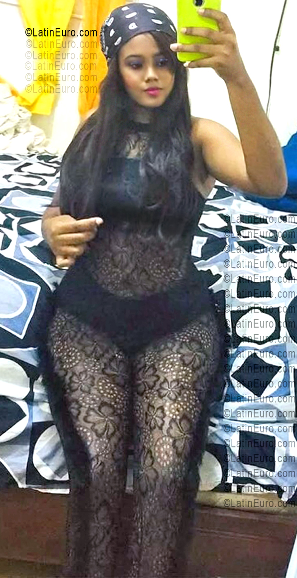 Date this nice looking Dominican Republic girl Angelica from Santo Domingo DO55597