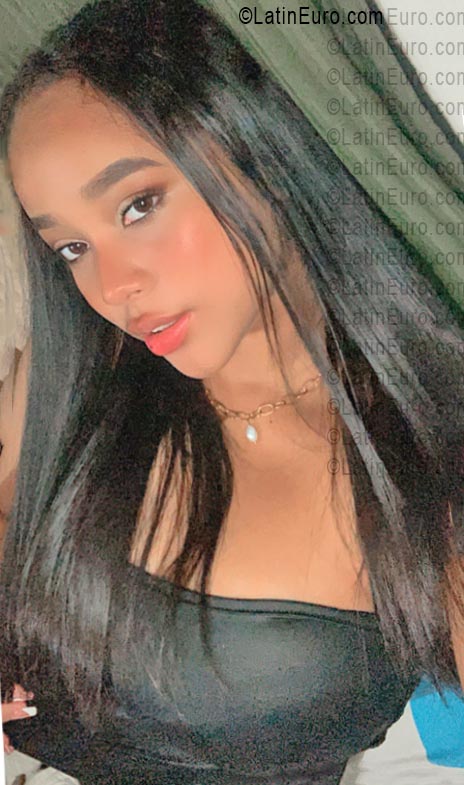 Date this happy Colombia girl Nayeli from Cali CO33589