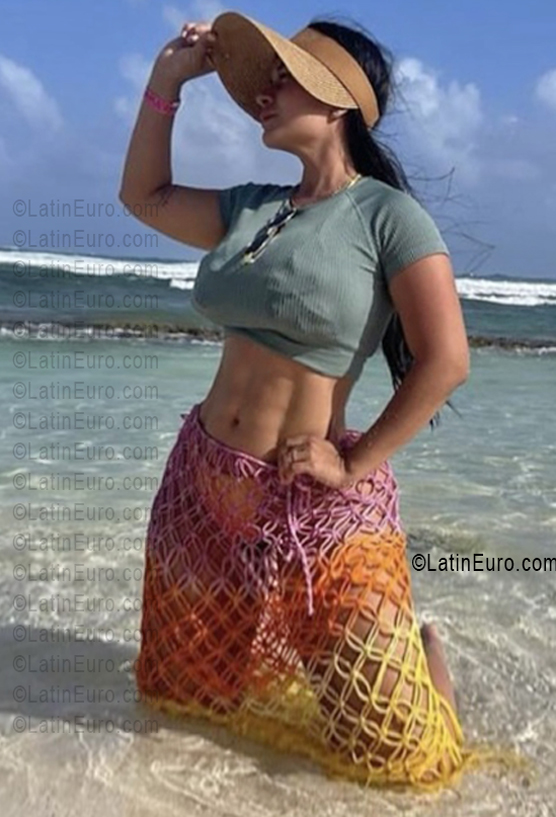 Date this pretty Colombia girl Lizeth from Cali CO33762