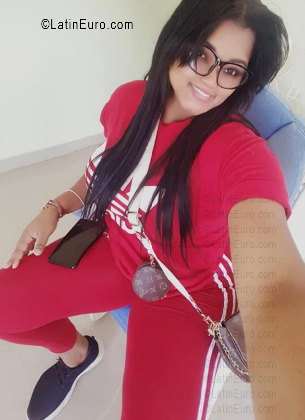 Date this good-looking Dominican Republic girl Thalia from Santo Domingo DO56502