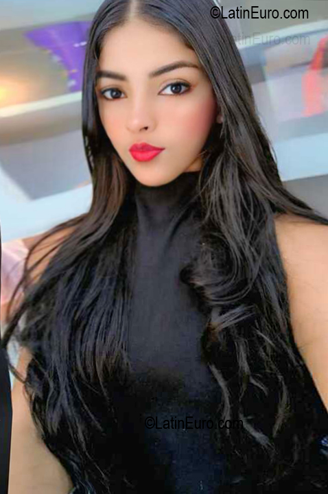 Date this attractive Venezuela girl Aurora from Barcelona VE5729