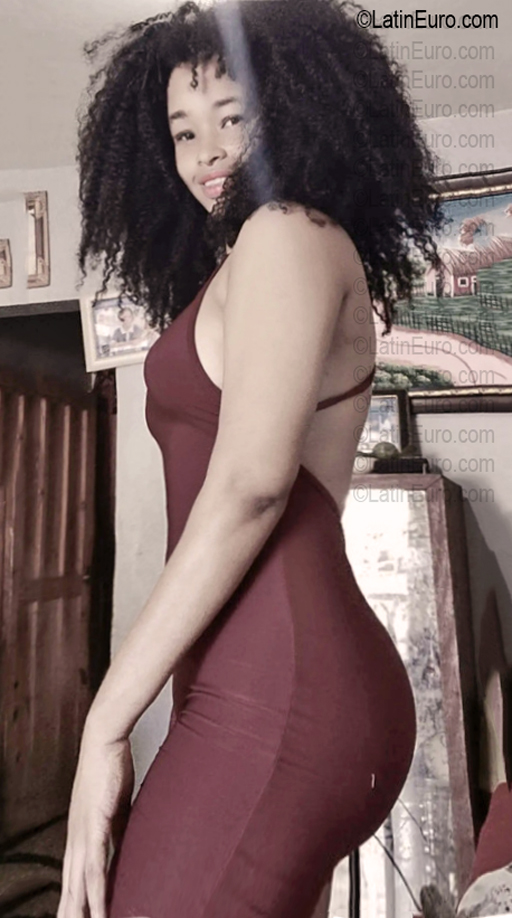 Date this sensual Dominican Republic girl Ruth from Santo Domingo DO56782