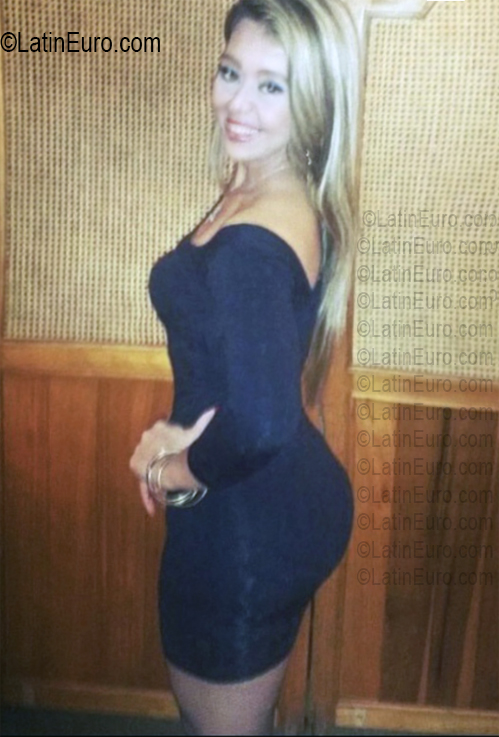 Date this attractive Colombia girl Rachel from Bogota CO33817