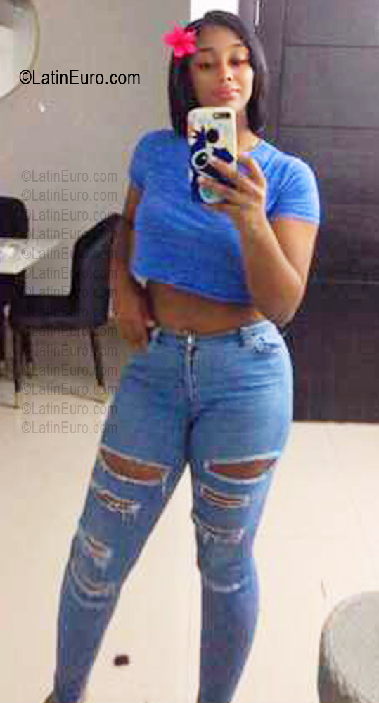 Date this voluptuous Dominican Republic girl Neroles from Santo Domingo DO56896