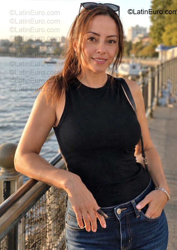 Date this hard body Australia girl Sara from Perth AU373